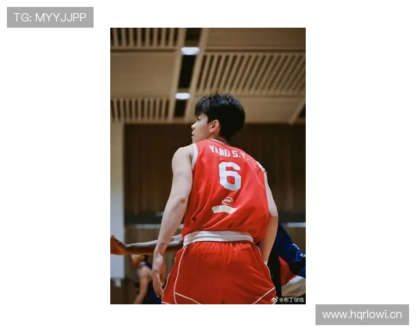 杨舒予球场上严肃得跟个老板，私下却能为了个夜宵翻遍半个城！